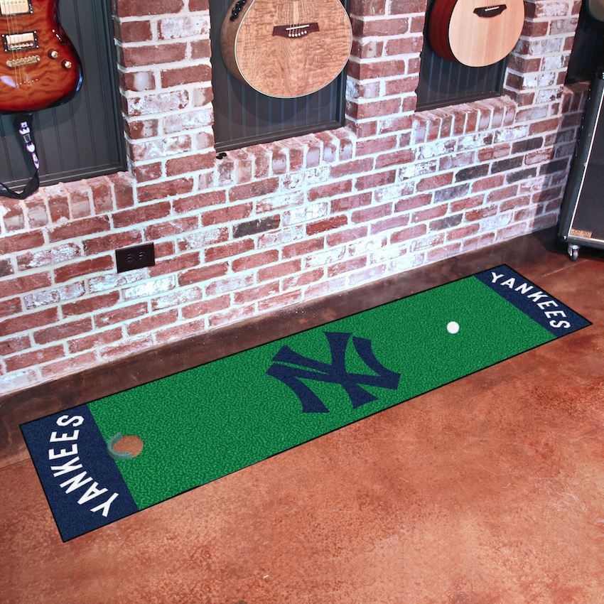 New York Yankees MLBCC Vintage 18 x 72 in Putting Green Mat with Throwback Logo